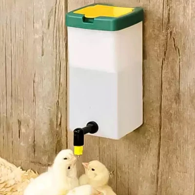 Поилка ниппельная с бачком HobbyFarm 1 л 360 градусов для кур с креплением на клетку